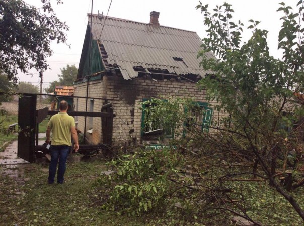 Горловка этой ночью подверглась жесточайшему обстрелу, сгорели два дома, девять повреждены Горловка этой ночью подверглась жесточайшему обстрелу, сгорели два дома, девять повреждены