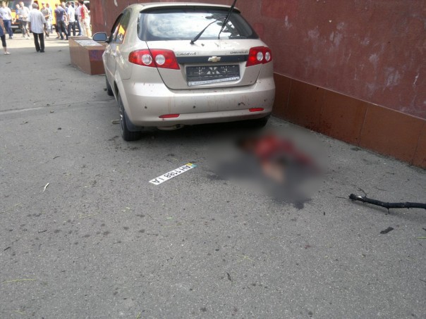 В центре Донецка прогремел мощный взрыв, один человек погиб (Фото 18+) В центре Донецка прогремел мощный взрыв, один человек погиб (Фото 18+)