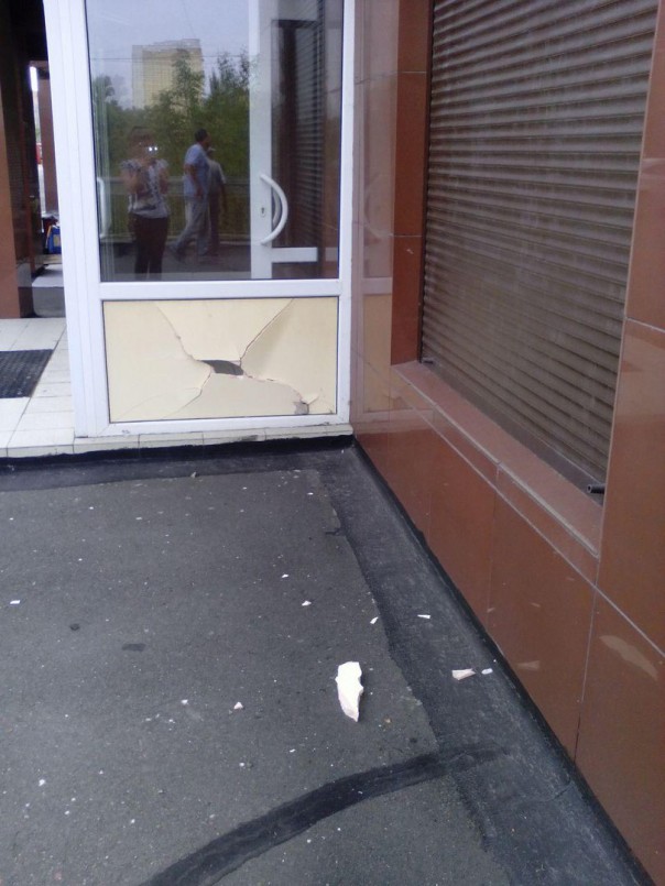 В центре Донецка прогремел мощный взрыв, один человек погиб (Фото 18+) В центре Донецка прогремел мощный взрыв, один человек погиб (Фото 18+)