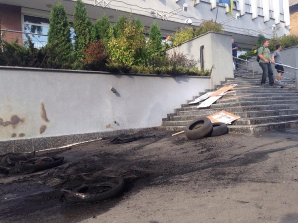 В Киеве укрофашисты подожгли офис телеканала «Интер» В Киеве укрофашисты подожгли офис телеканала «Интер»