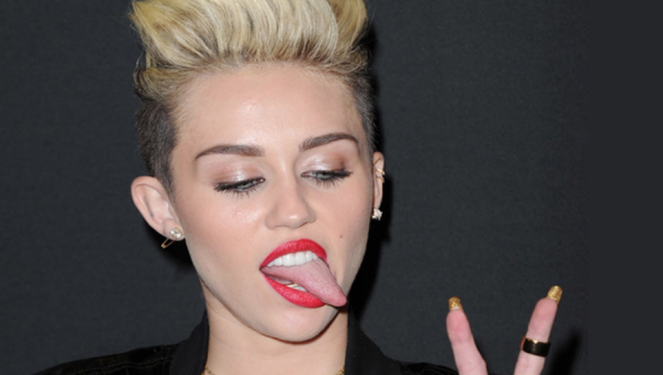 Певица Майли Сайрус: пусть те, кто не проголосует за Клинтон, поцелуют мой зад Певица Майли Сайрус: пусть те, кто не проголосует за Клинтон, поцелуют мой зад