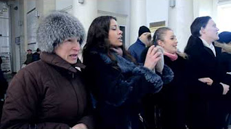 На вокзале в Днепропетровске спели легендарную «Катюшу»