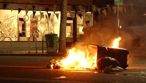 В Окленде протестуют после победы Трампа под лозунгом: "Не наш президент!"