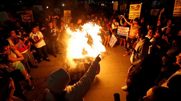 «Не мой президент»: в США тысячи людей протестуют против избрания Трампа «Не мой президент»: в США тысячи людей протестуют против избрания Трампа