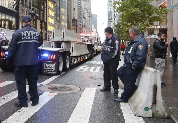 Трамп Тауэр превращен в крепость с бесполетной зоной над ним Трамп Тауэр превращен в крепость с бесполетной зоной над ним