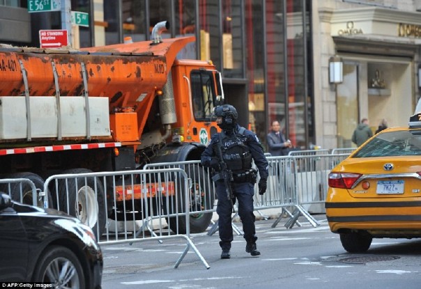 Трамп Тауэр превращен в крепость с бесполетной зоной над ним Трамп Тауэр превращен в крепость с бесполетной зоной над ним