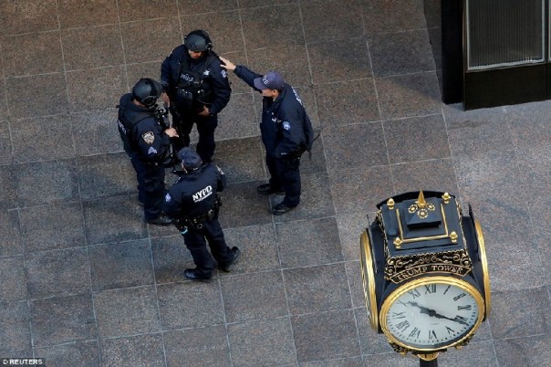 Трамп Тауэр превращен в крепость с бесполетной зоной над ним Трамп Тауэр превращен в крепость с бесполетной зоной над ним