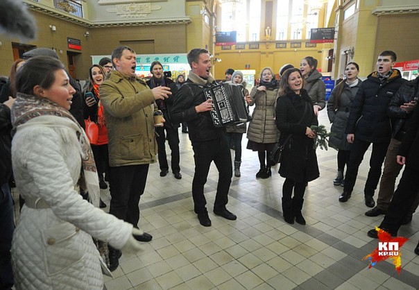 В Москве на Киевском вокзале 50 человек спели хором «Распрягайте, хлопцы, коней»