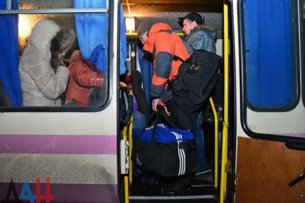 Украина передала представителям ДНР и ЛНР 15 освобожденных из плена лиц Украина передала представителям ДНР и ЛНР 15 освобожденных из плена лиц