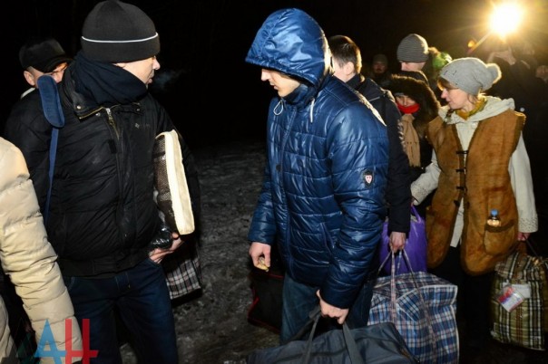 Украина передала представителям ДНР и ЛНР 15 освобожденных из плена лиц Украина передала представителям ДНР и ЛНР 15 освобожденных из плена лиц