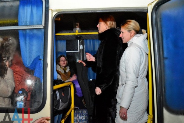 Украина передала представителям ДНР и ЛНР 15 освобожденных из плена лиц Украина передала представителям ДНР и ЛНР 15 освобожденных из плена лиц