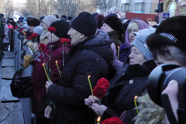 Донецк почтил память жертв трагедии на Боссе Донецк почтил память жертв трагедии на Боссе