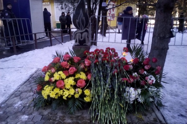Донецк почтил память жертв трагедии на Боссе Донецк почтил память жертв трагедии на Боссе