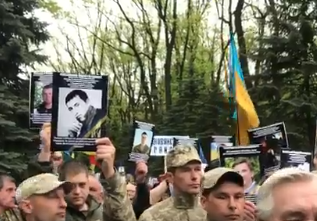 Хохлотвари в Харькове примазались к "Бессмертному полку" с фотографиями утилизированных хероев АТЫ