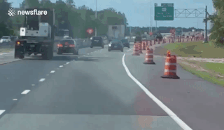 Фура за секунду превратилась в огромный огненный шар на оживлённом шоссе (видео)