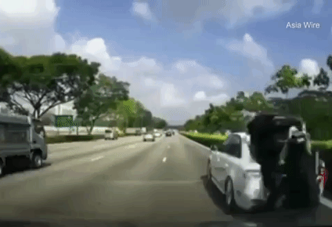 После аварии на скоростной трассе пассажир мотоцикла пролетел 20 м по воздуху