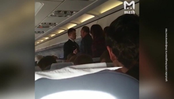 Экипажу рейса Благовещенск - Екатеринбург пришлось связать авиадебошира скотчем