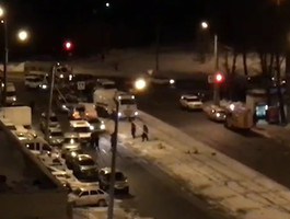 Неизвестный мужчина открыл стрельбу на улице Авангардной в Казани. Погиб сотрудник Росгвардии