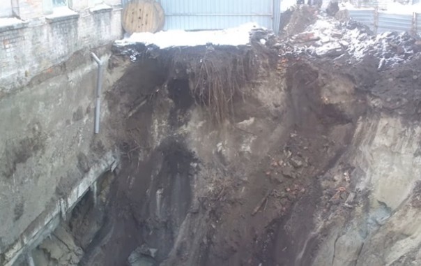 Это провал! В Харькове дом провалился глубоко под землю