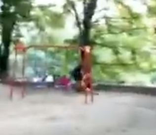 В Киеве дюжина наркоманов закидали камнями детей на детской площадке