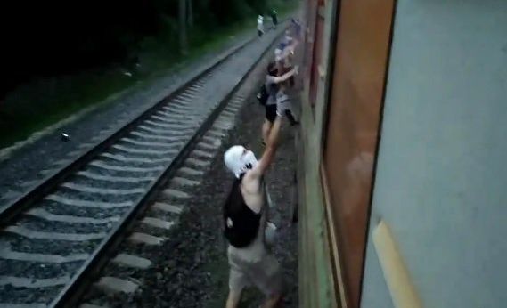 Украинский мир: В Киеве хулиганы остановили электричку, чтоб разрисовать её и поиздеваться над пассажирами