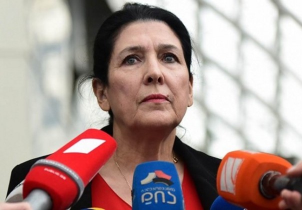 И нашим - и вашим. Мастер-класс проституирования от президента Грузии