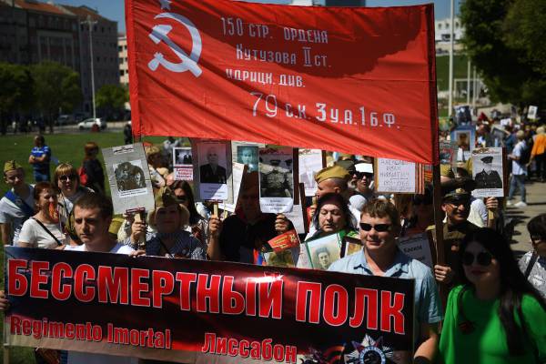 «Бессмертный полк» растоптал украинских нацистов в Португалии